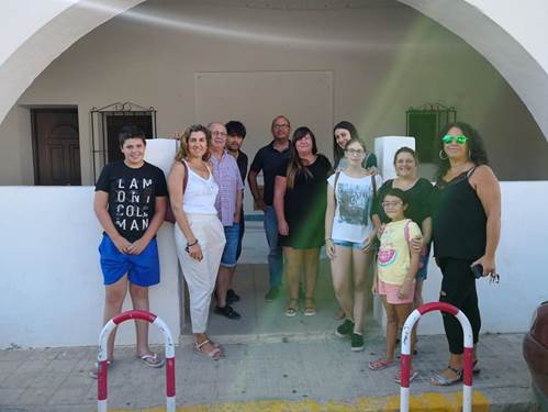 La imagen puede contener: 11 personas, personas sonriendo, personas de pie